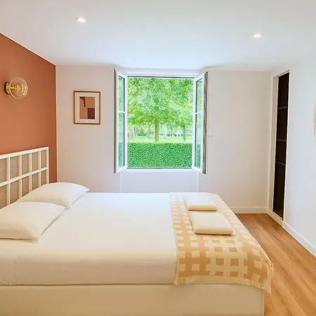 Charme & Vue Imprenable - Face Au Jardin De L'Eveche Apartamento Lisieux Exterior foto